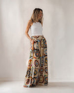 Pantaloni largi cu imprimeu de cercuri colorate și croială amplă, vedere frontală — All Above Boutique.