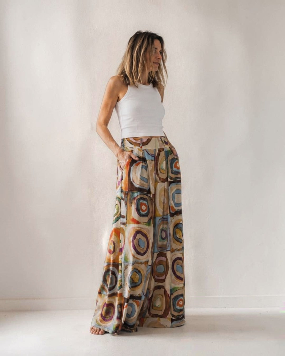 Pantaloni largi cu imprimeu de cercuri colorate și croială amplă, vedere frontală — All Above Boutique.