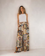 Pantaloni largi cu imprimeu de cercuri colorate, cădere fluidă și talie elastică — All Above Boutique.
