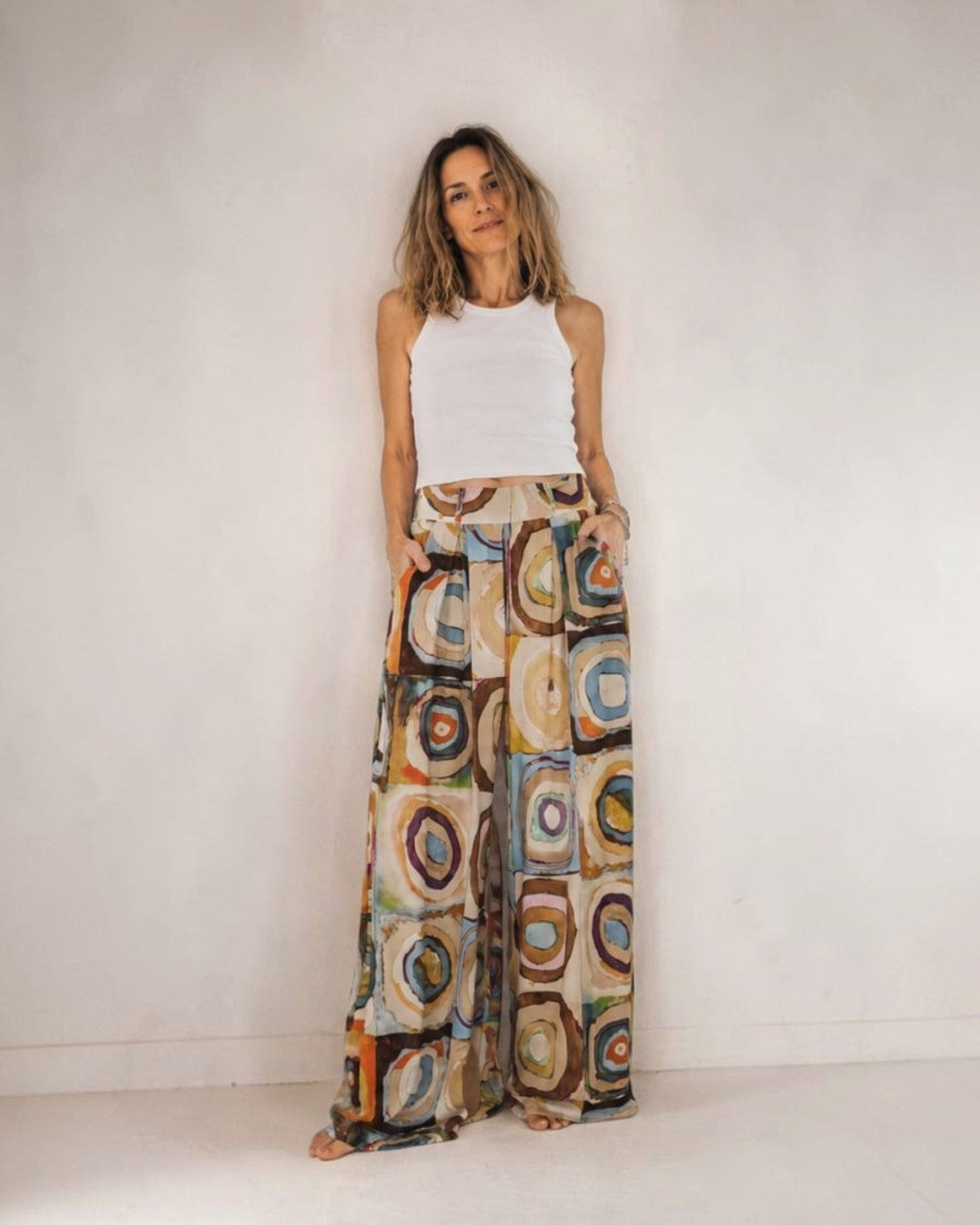 Pantaloni largi cu imprimeu de cercuri colorate, cădere fluidă și talie elastică — All Above Boutique.