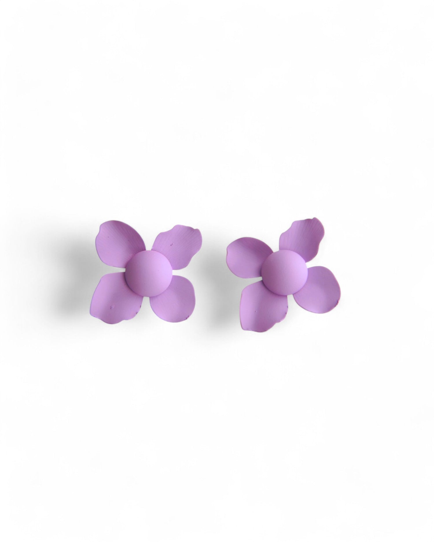 Cercei lila cu design floral, petale delicate și detalii feminine.