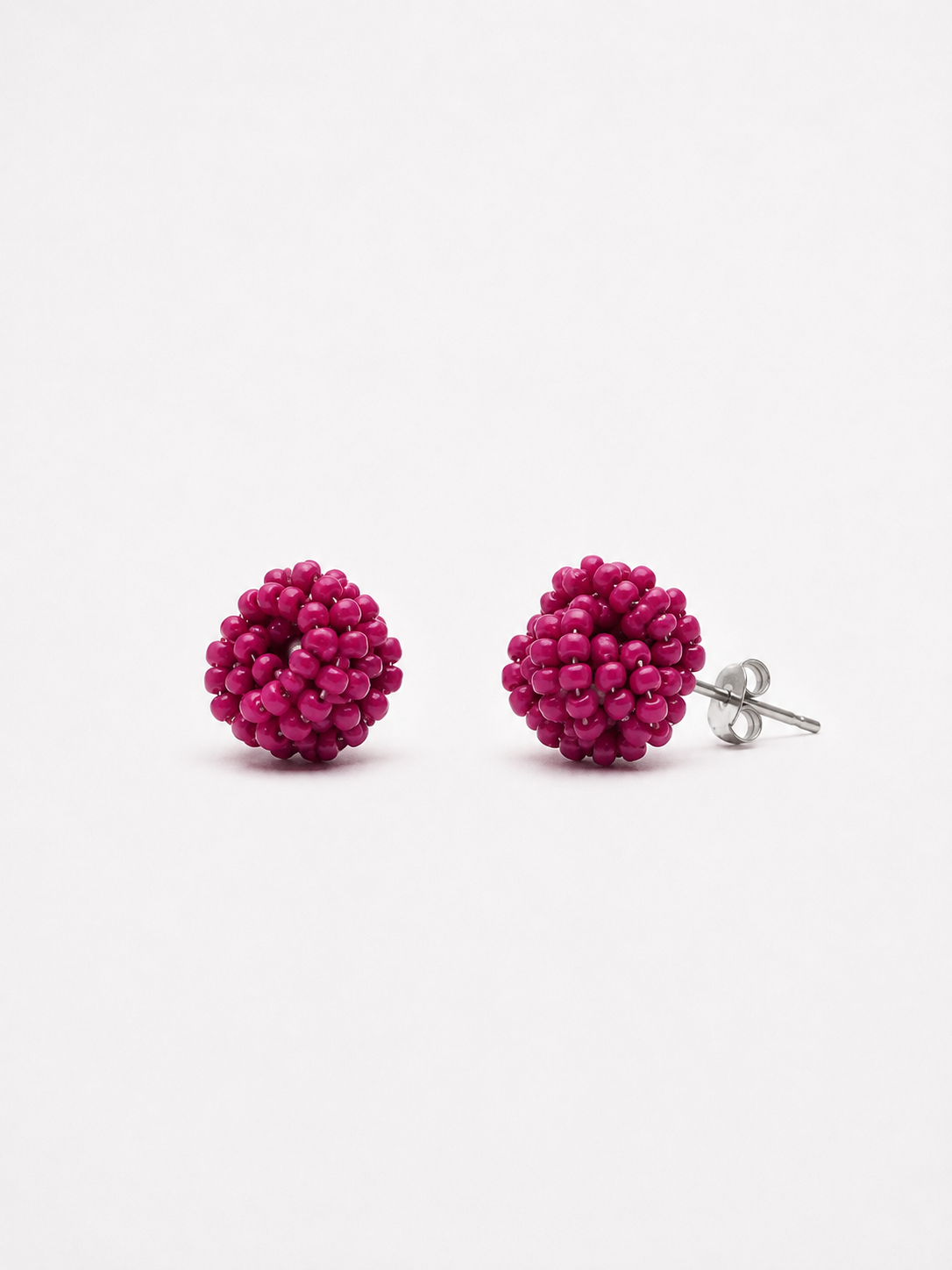 Cercei nod din margele, culoare fucsia.