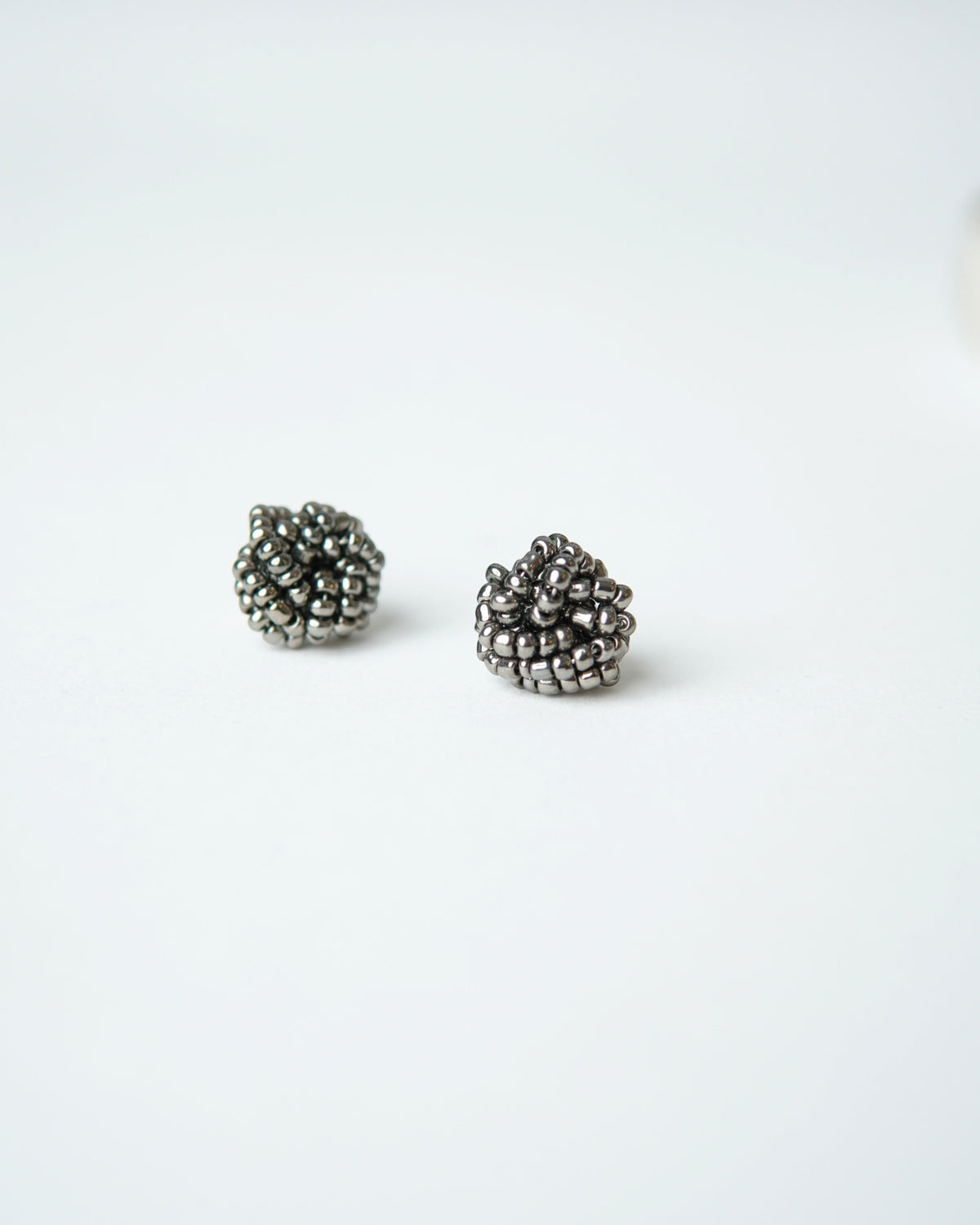 Model poarta cercei nod din margele, culoare gri.