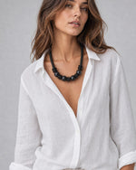 Colier statement din lemn cu bile mari, negru, purtat pe model, All Above Boutique