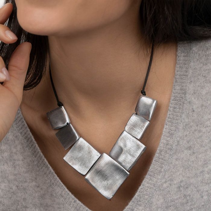 Colier handmade din aluminiu reciclat, design geometric, cu elemente argintii și închidere ajustabilă, Vestopazzo.