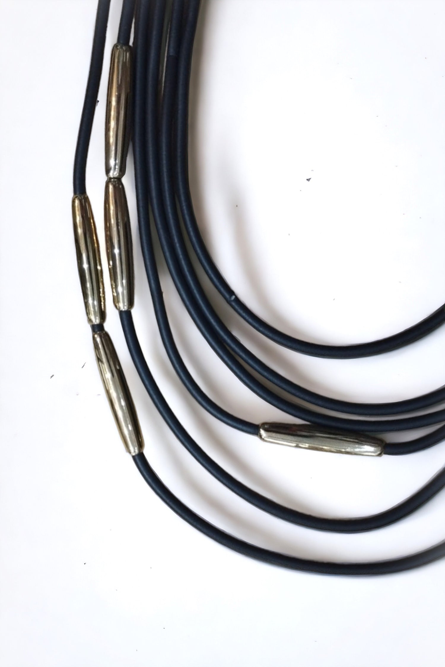 Colier lung din silicon cu cilindrii aurii