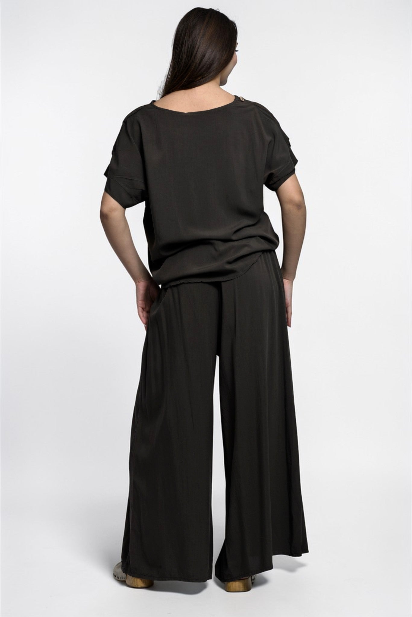 Compleu negru din viscoză cu pantaloni largi – vedere din spate