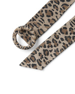 Curea lată de damă cu imprimeu leopard, prezentată desfăcută pentru evidențierea formei și imprimeului.