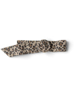 Curea lată de damă cu imprimeu leopard, prezentare de produs pe fundal alb.