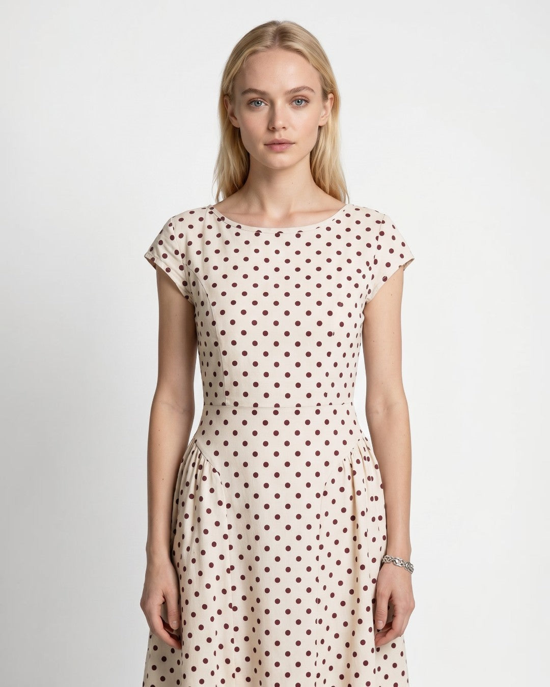 Detaliu cusături modelatoare verticale pe rochia din viscoză cu buline — All Above Boutique.