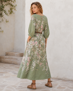 Rochie lungă cu mânecă 3/4 și imprimeu floral, vedere din spate. All Above Boutique.