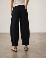 Pantaloni barrel negru vedere laterala, volum intentionat bine proportat, All Above Boutique