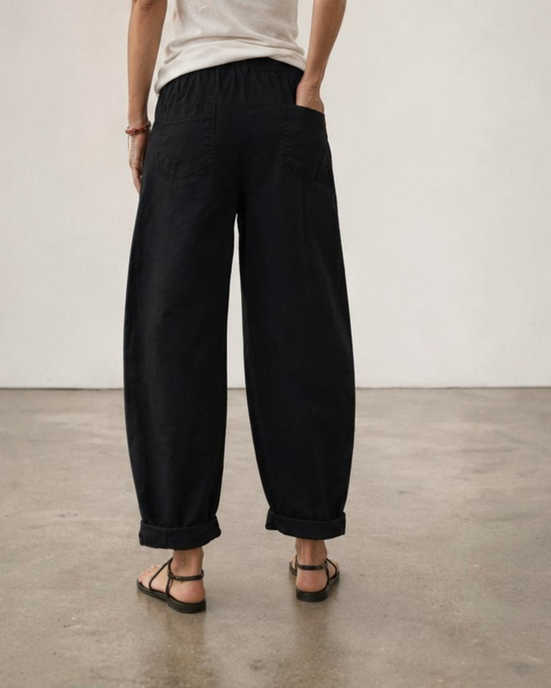 Pantaloni barrel negru vedere laterala, volum intentionat bine proportat, All Above Boutique