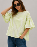 Tricou larg cu mâneci bufante, croială lejeră cu dungi, vedere laterală — All Above Boutique.