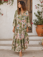 Rochie lungă boho din bumbac print floral verde-roz, vedere frontală, fundal mediteranean, All Above Boutique