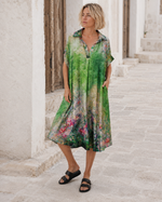 Detaliu guler rever și material mătase pe rochia kaftan. All Above Boutique.