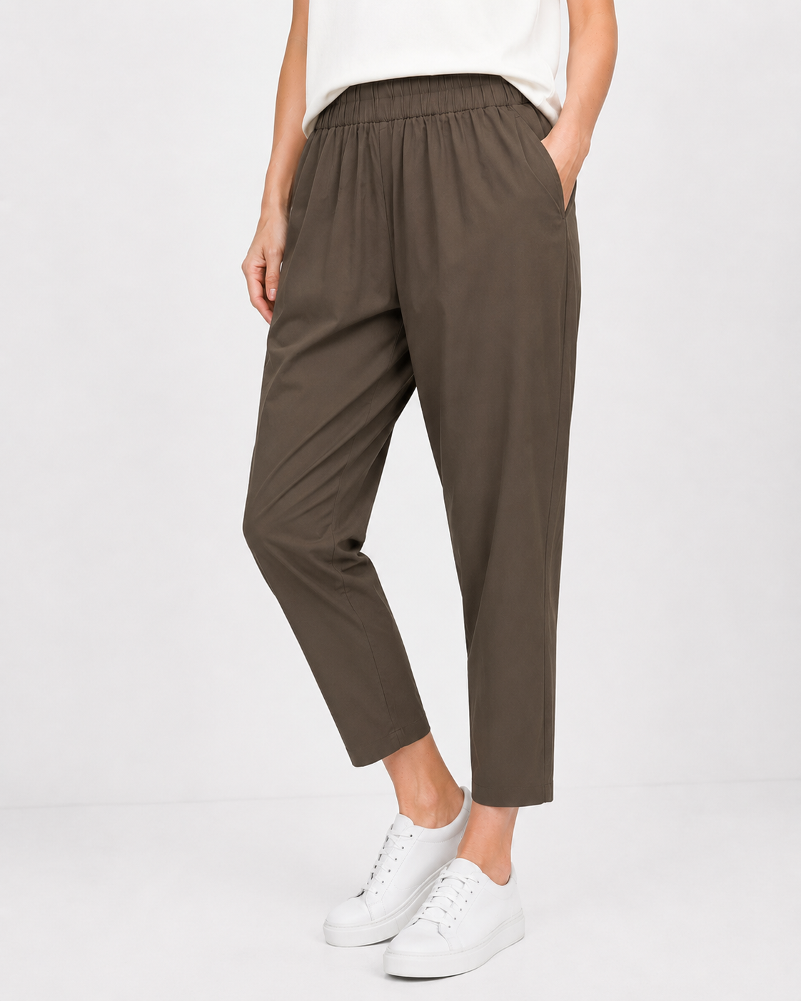 Pantaloni conici maro din viscoză, cu talie elastică și croială lejeră — All Above Boutique.