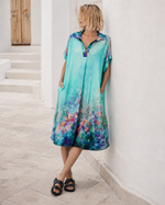 Rochie kaftan cu mătase și guler rever, vedere laterală. All Above Boutique.
