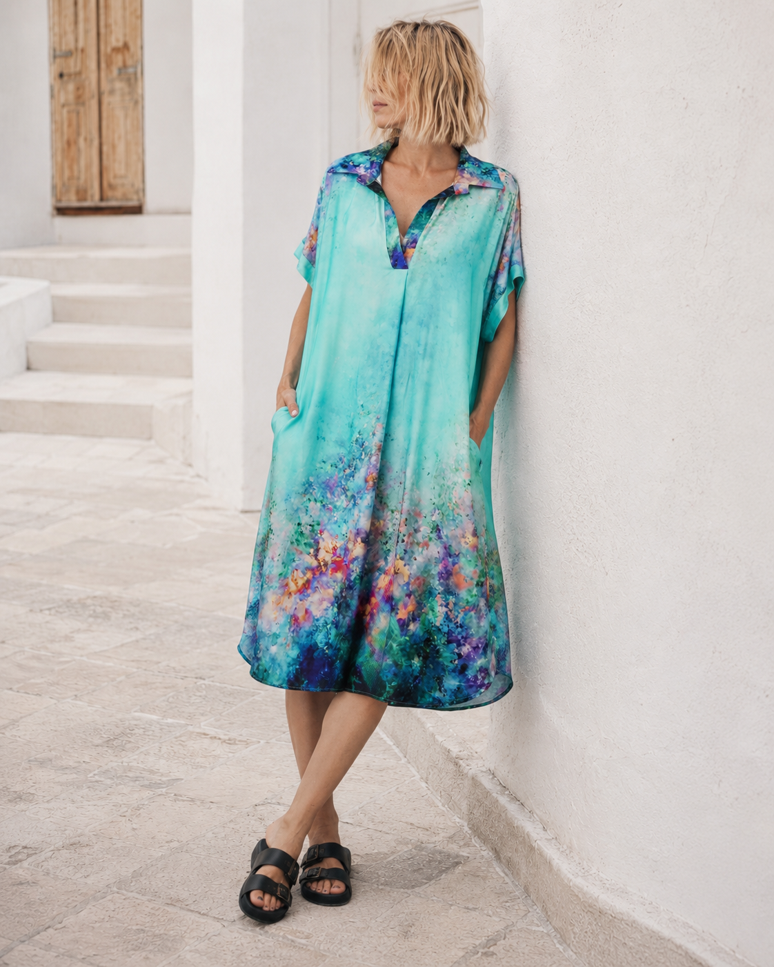 Rochie kaftan cu mătase și guler rever, vedere laterală. All Above Boutique.