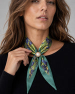 Eșarfă băticuț colier cu perlă magnetică, Irises, purtată la gât pe model, All Above Boutique