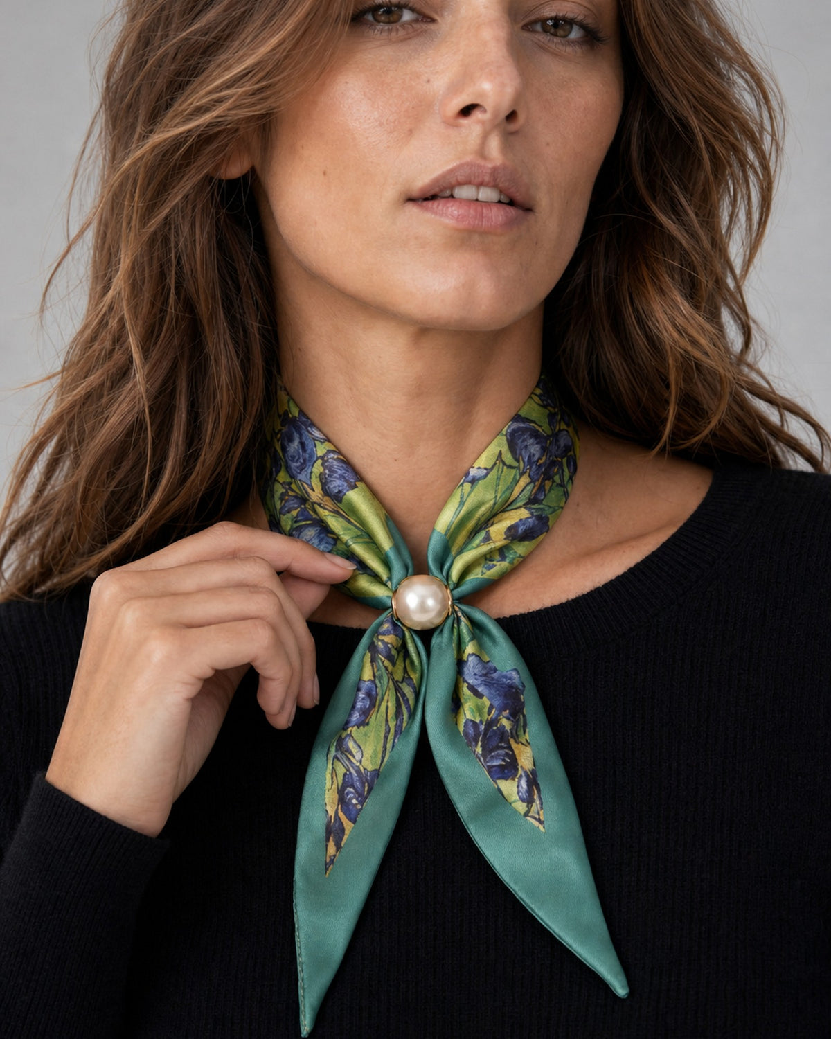 Eșarfă băticuț colier cu perlă magnetică, Irises, purtată la gât pe model, All Above Boutique