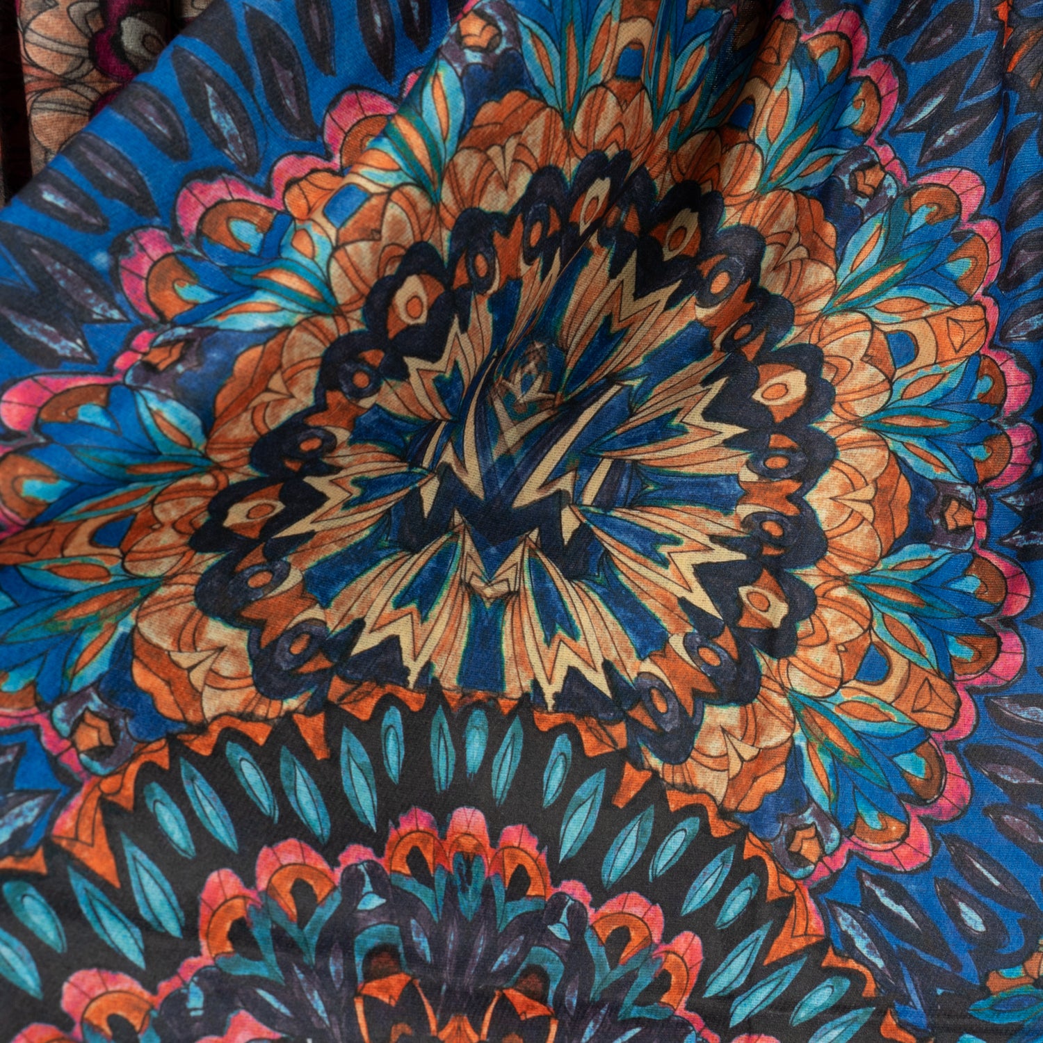 Eșarfă cu imprimeu viu colorat, detaliu floral în nuanțe de albastru și portocaliu