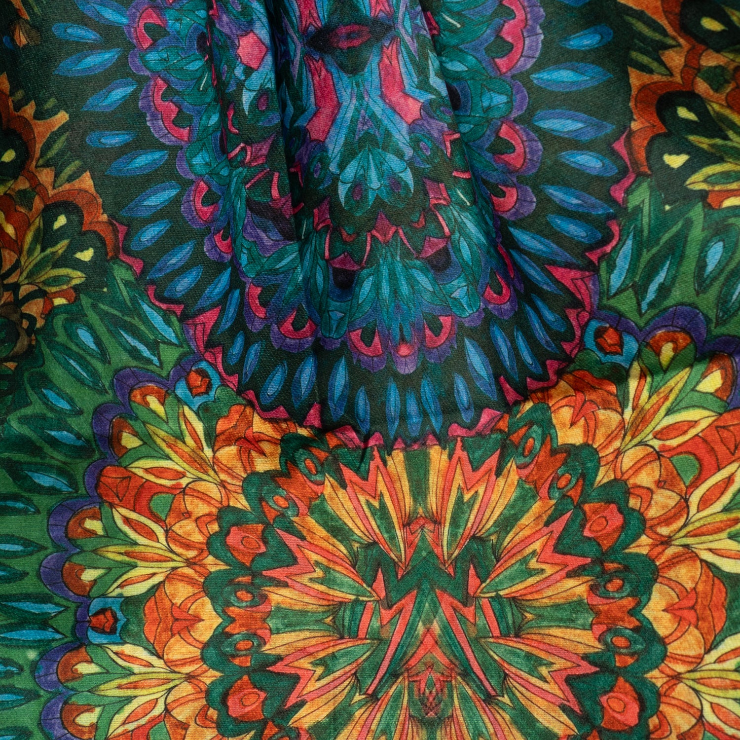 Eșarfă cu model vibrant, detaliu floral în tonuri de verde, portocaliu și albastru