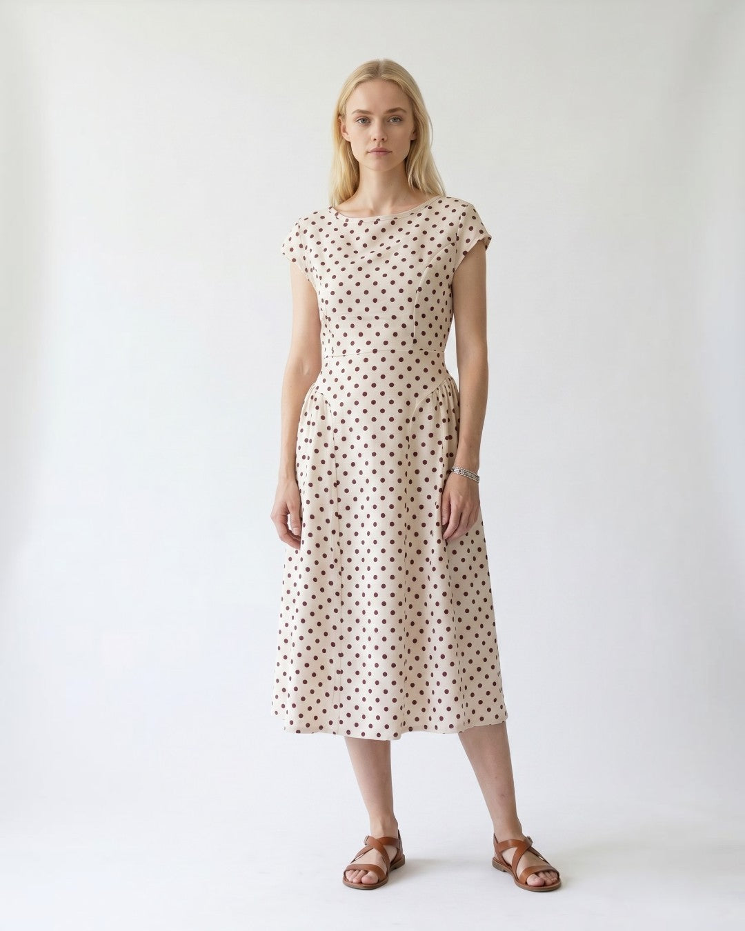 Rochie din viscoză cu mâneci scurte, cusături modelatoare și imprimeu buline, vedere frontală — All Above Boutique.
