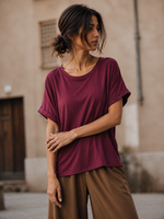 Tricou lejer cu umeri căzuți din material moale, croială oversize, vedere frontală — All Above Boutique.