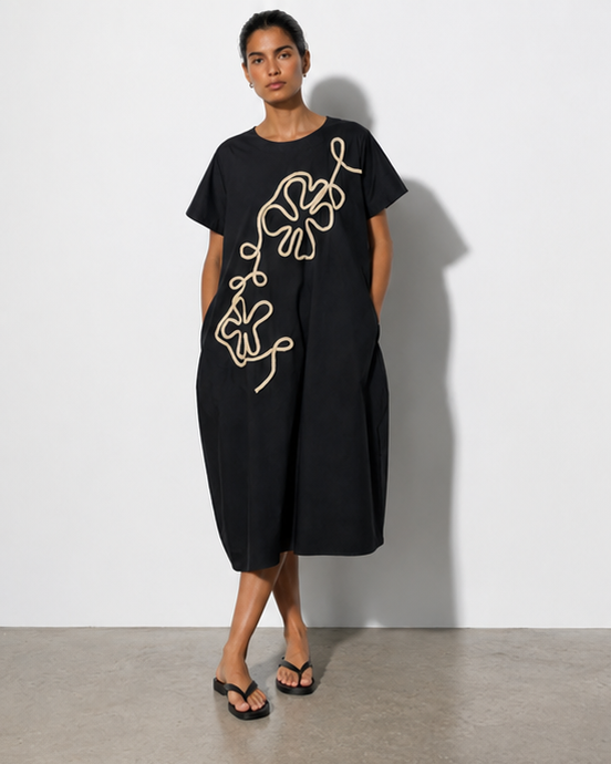 Rochie neagră cu mânecă scurtă și broderie șnur floral, croi lejer — All Above Boutique.