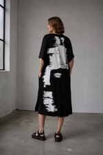 Rochie midi alb-negru cu imprimeu pensulă, vedere laterală — All Above Boutique.