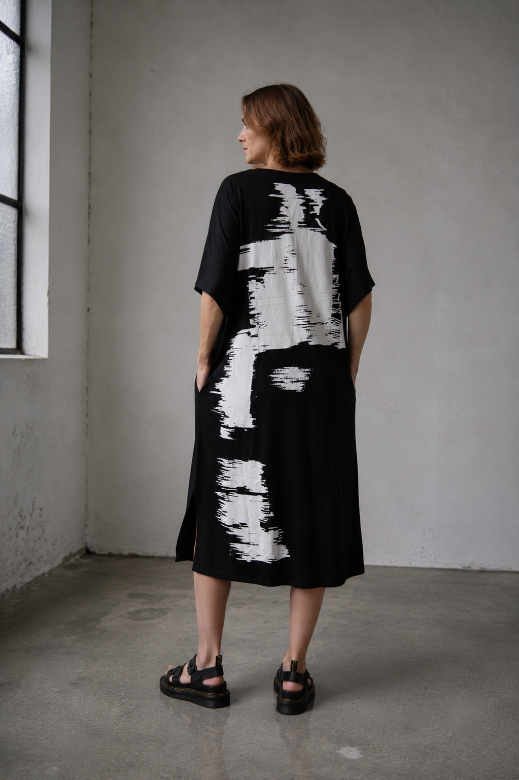 Rochie midi alb-negru cu imprimeu pensulă, vedere laterală — All Above Boutique.