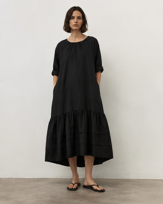 Rochie bumbac evazata negru cu volan generos vedere ansamblu, look feminin elegant, All Above Boutique
