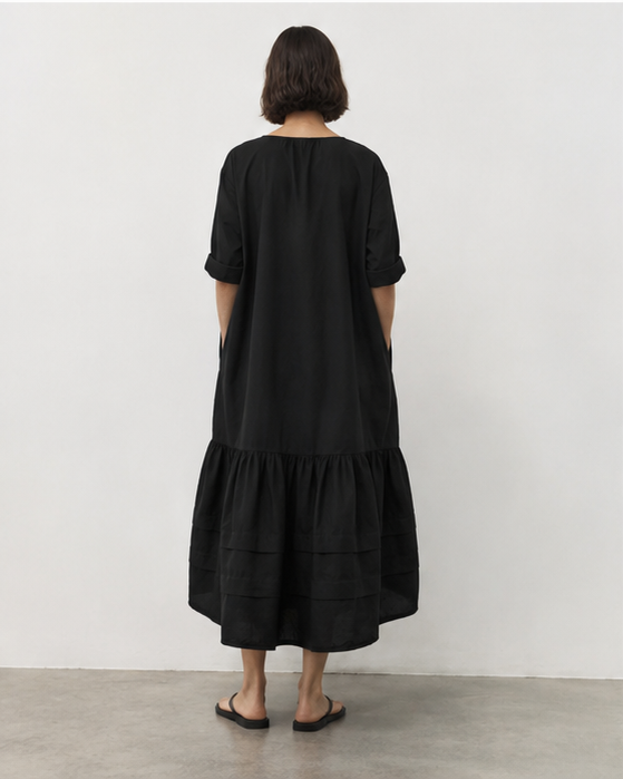 Rochie bumbac evazata cu volan vedere laterala, silueta alungita feminina, All Above Boutique