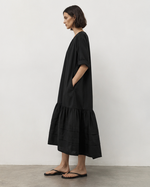 Detaliu volan mare la baza rochie bumbac evazata negru, miscare si volum, All Above Boutique