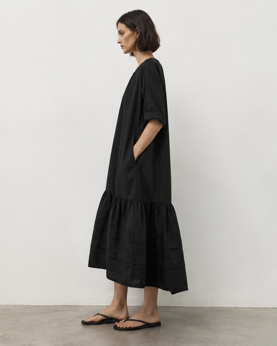 Detaliu volan mare la baza rochie bumbac evazata negru, miscare si volum, All Above Boutique