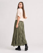 Fustă maxi creponată satinată verde olive, văzută din unghi trei sferturi pe model