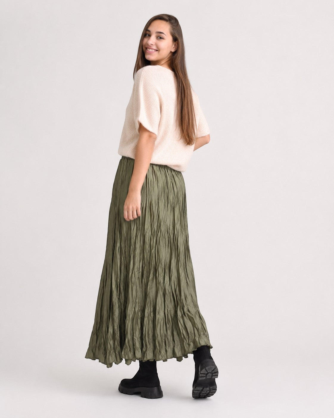 Fustă maxi creponată satinată verde olive, văzută din unghi trei sferturi pe model