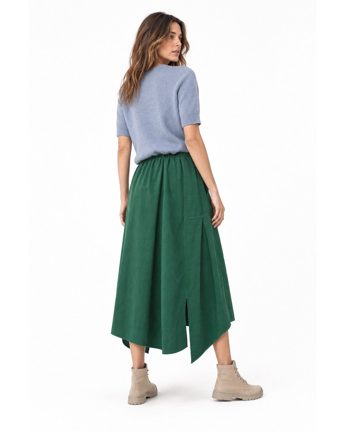 Fustă midi verde din catifea reiată văzută din spate, cu fantă și tiv asimetric - All Above Boutique