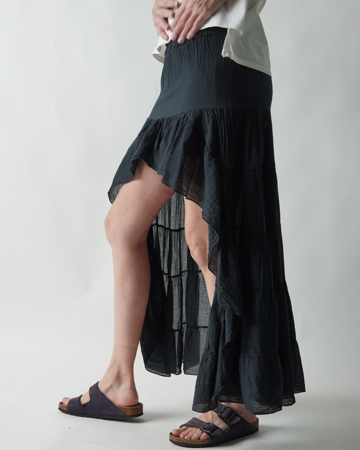 Fustă asimetrică neagră cu deschidere frontală și trenă lungă