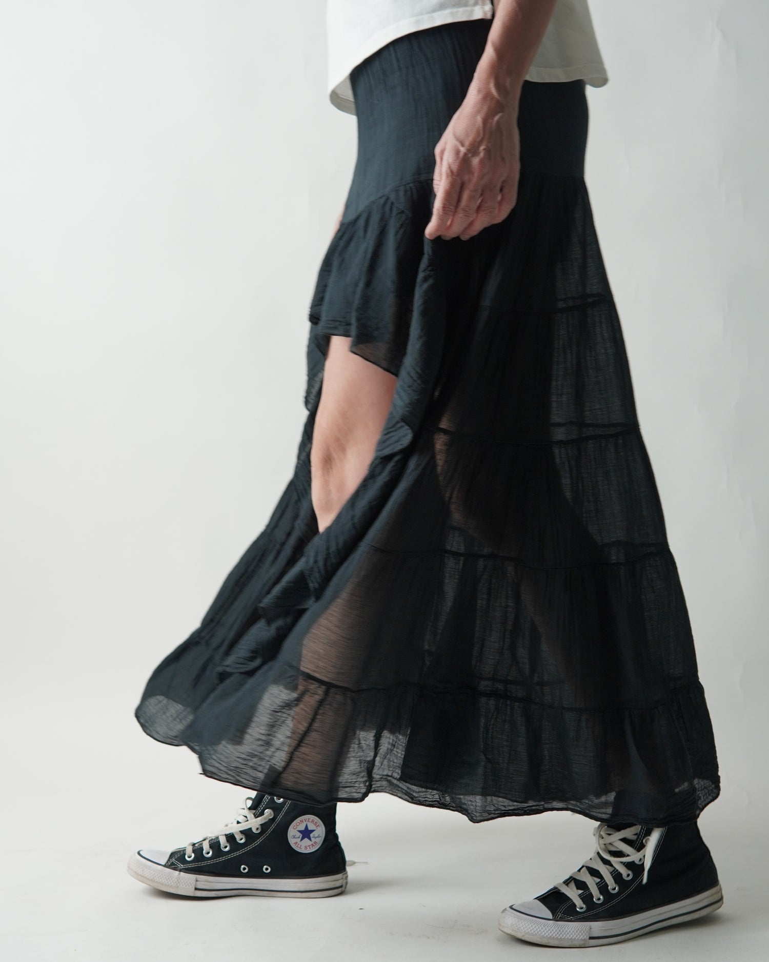 Fustă neagră asimetrică din bumbac creponat într-o ținută completă casual