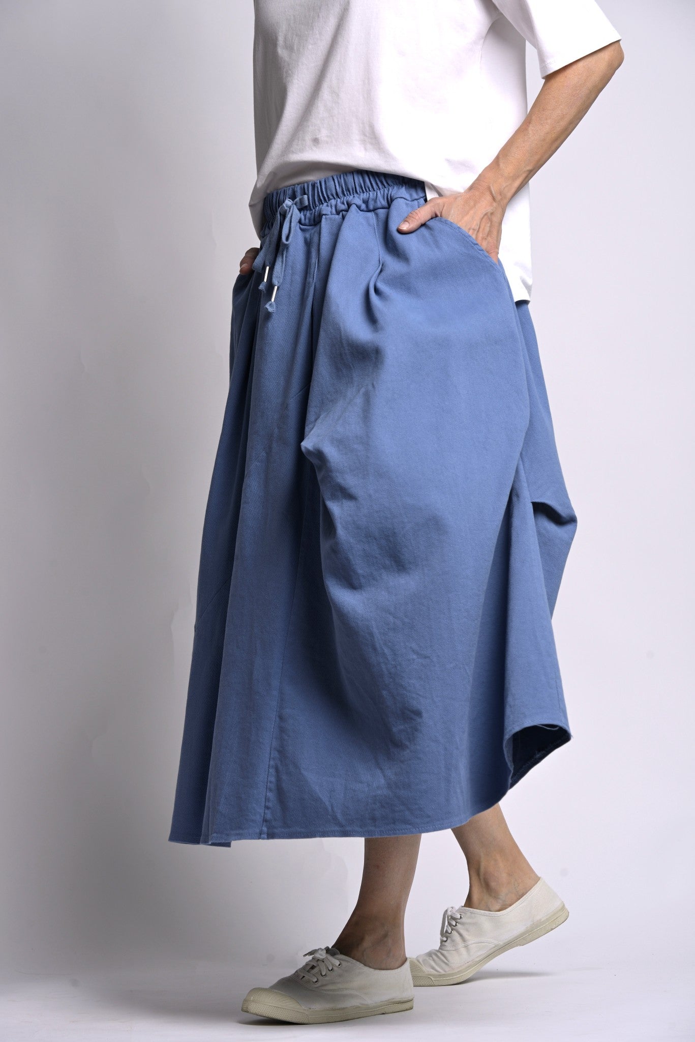 Fustă cloș albastră în mișcare, croială amplă și talie elastică