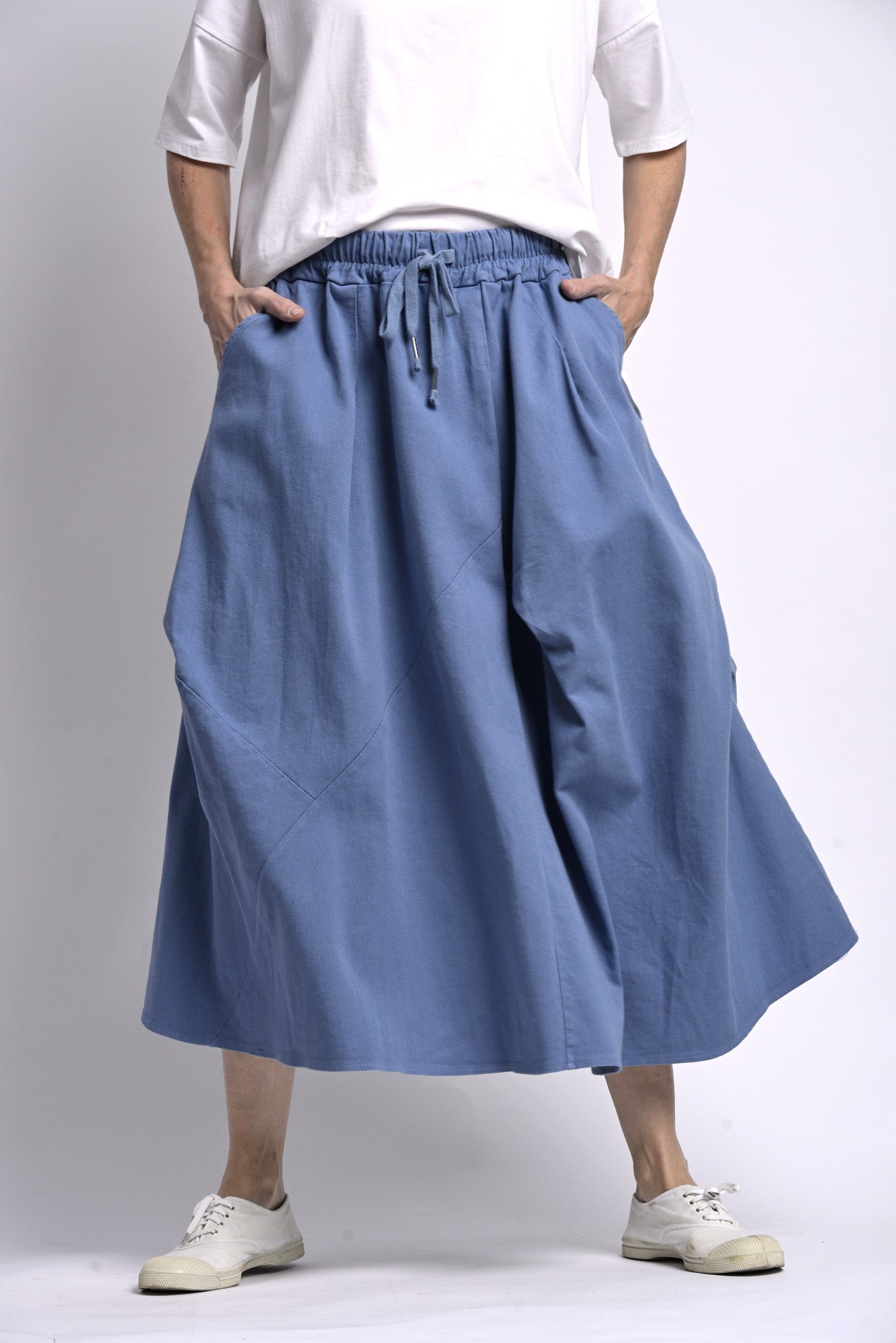 Fustă cloș albastră cu talie elastică și pliuri decorative, vedere din față