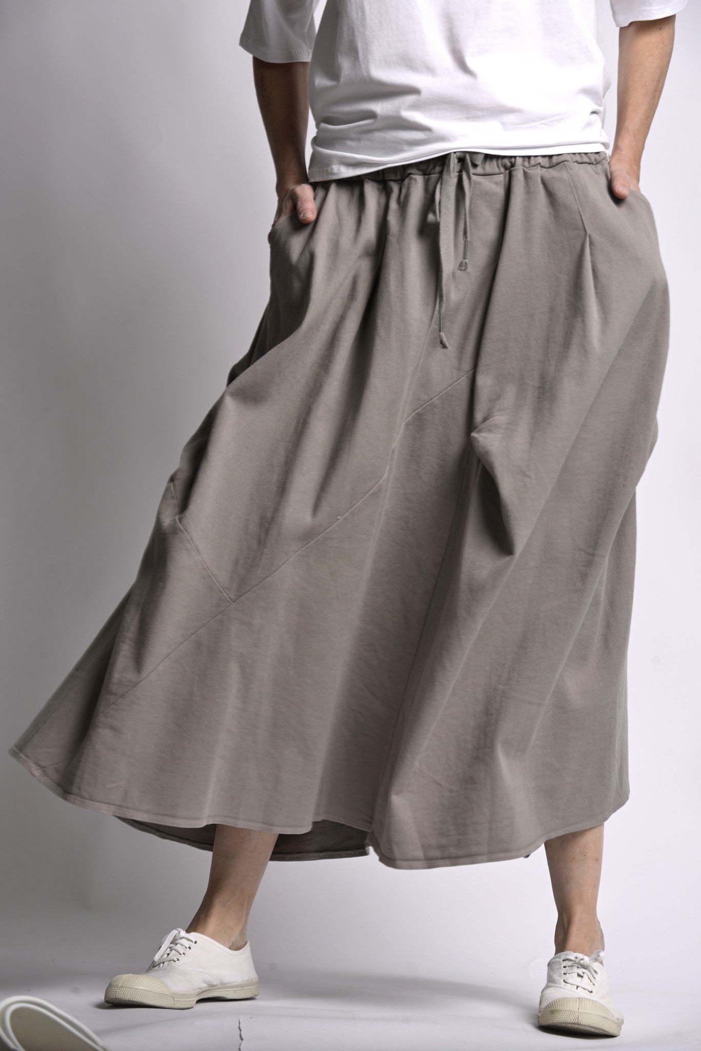 Fustă cloș gri cu pliuri decorative, model midi