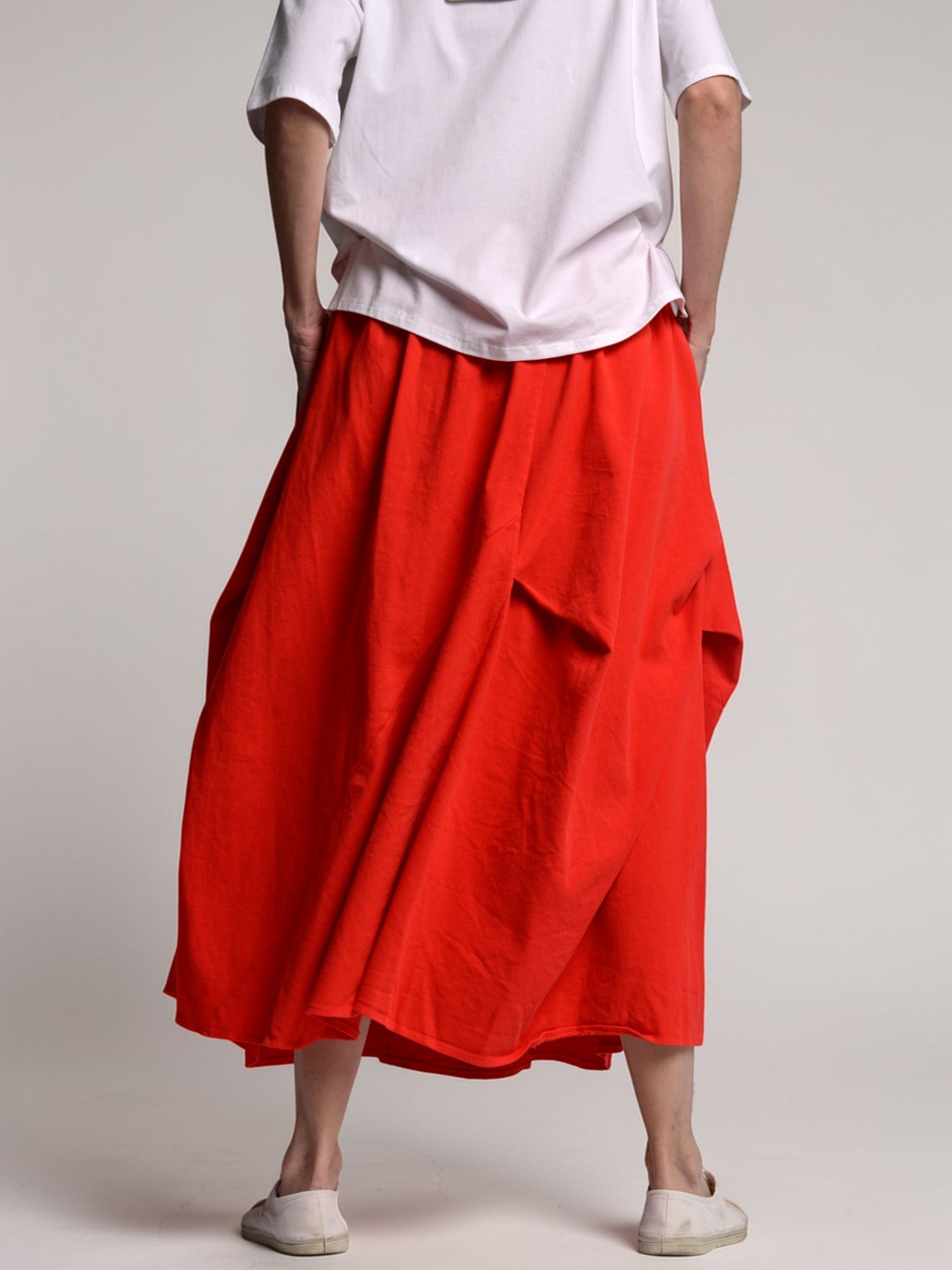 Fustă cloș roșie midi cu pliuri și buzunare laterale