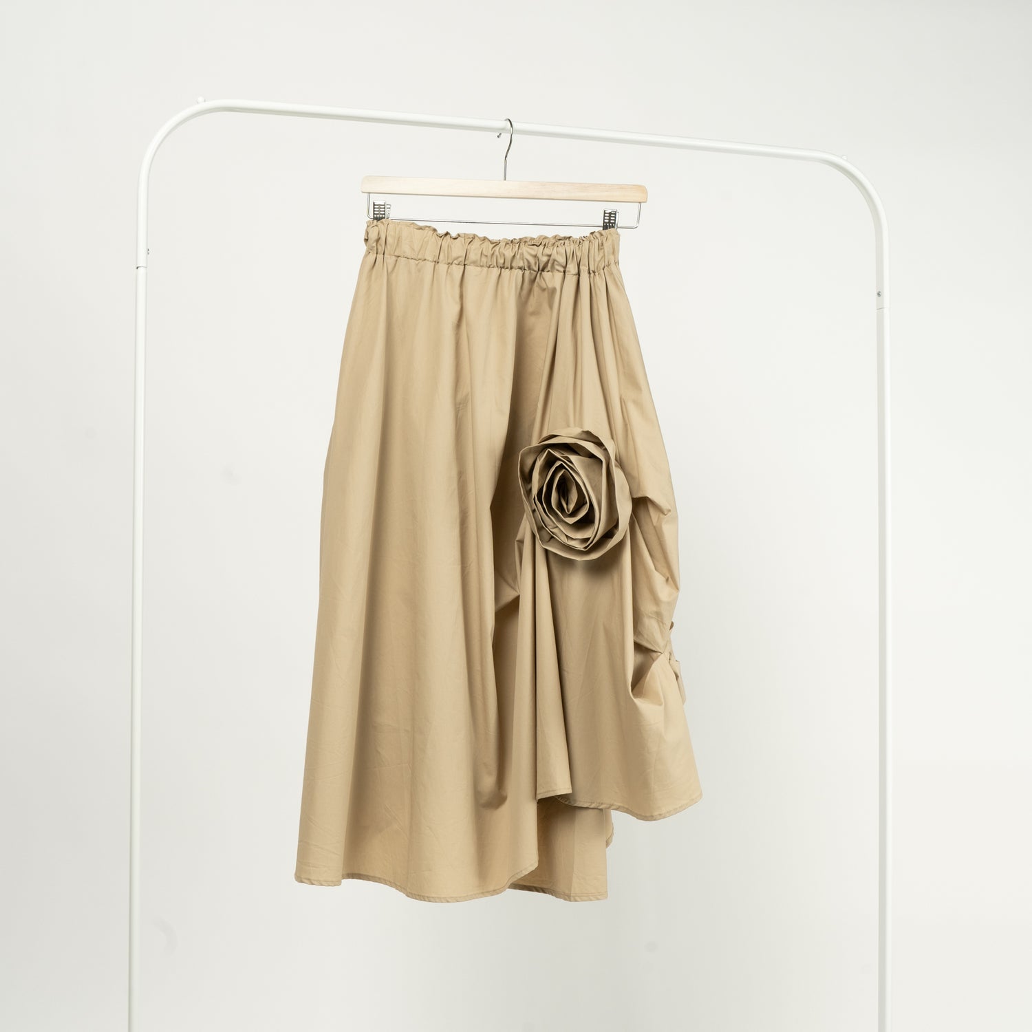  Fustă asimetrică crem din bumbac, cu talie elastică și design floral aplicat lateral.