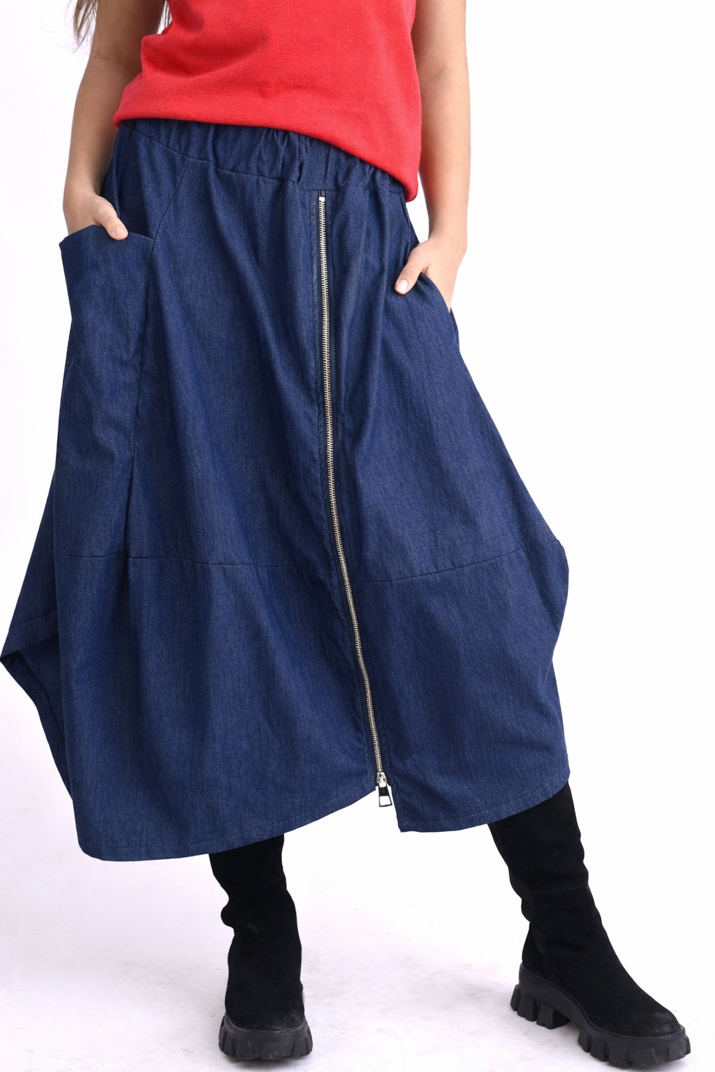 Fustă bleumarin din denim cu croială largă și buzunare laterale, purtată cu bocanci negri