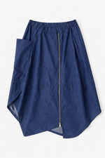Fustă bleumarin din denim prezentată flat lay, evidențiind forma și structura materialului
