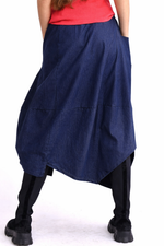 Fustă bleumarin din denim văzută din lateral, cu croială amplă și design modern