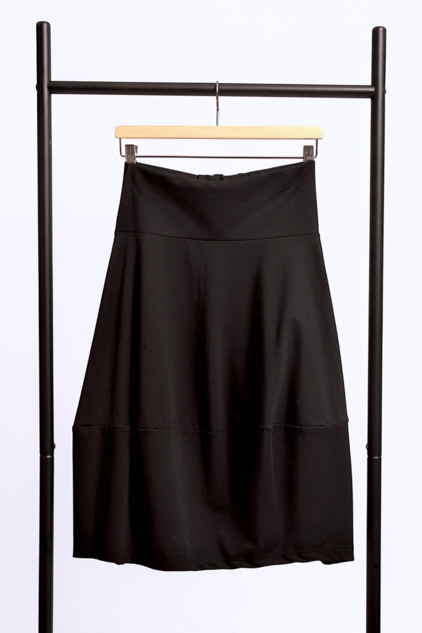 Fustă lalea neagră din bumbac elastic, prezentare pe umeraș